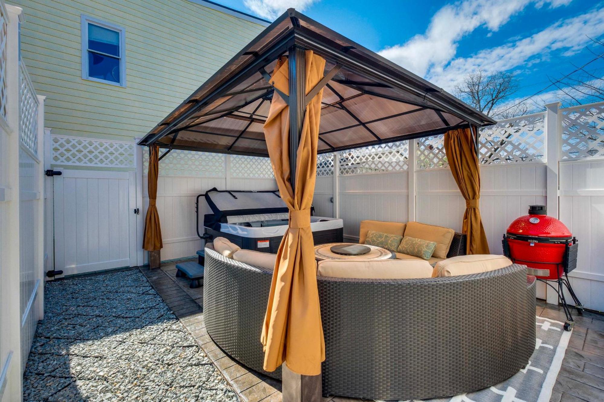 Holiday home 1 Mi To Dtwn Hot Tub Haven In Richmond!